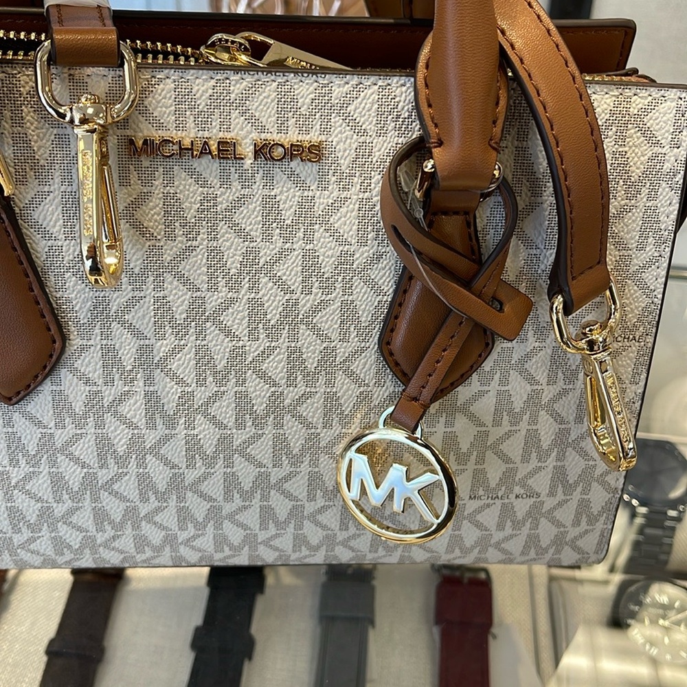 Michael Kors Small Signature Sheila Satchel Crossbody
Vanilla 
NWT - Picture 16 of 16
